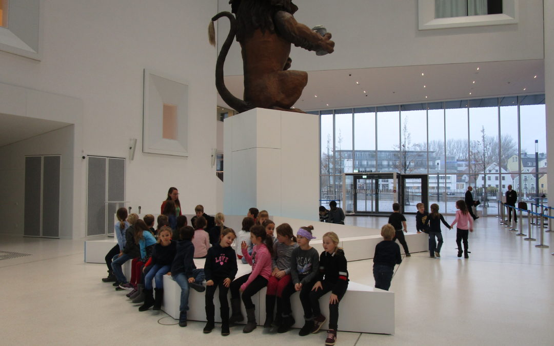 Museums­besuch der 2.Klassen “Mit 100 Sachen durch die Geschichte”