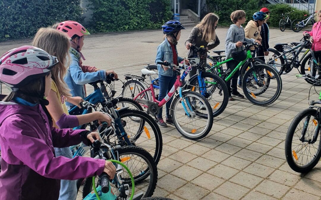 Sicher mit dem Rad zur Schule – REWAG sorgt für verkehrs­si­chere Fahrräder